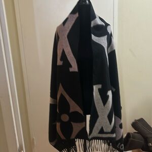 1️⃣5️⃣0️⃣0️⃣ brand new authentic Louis Vuitton wrap cashmere